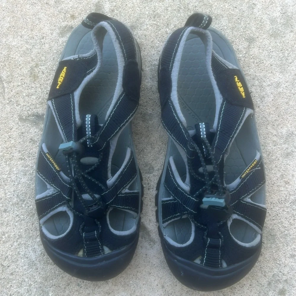 KEEN Newport H2 Closed Toe Black Water Sandal Women's Size 6